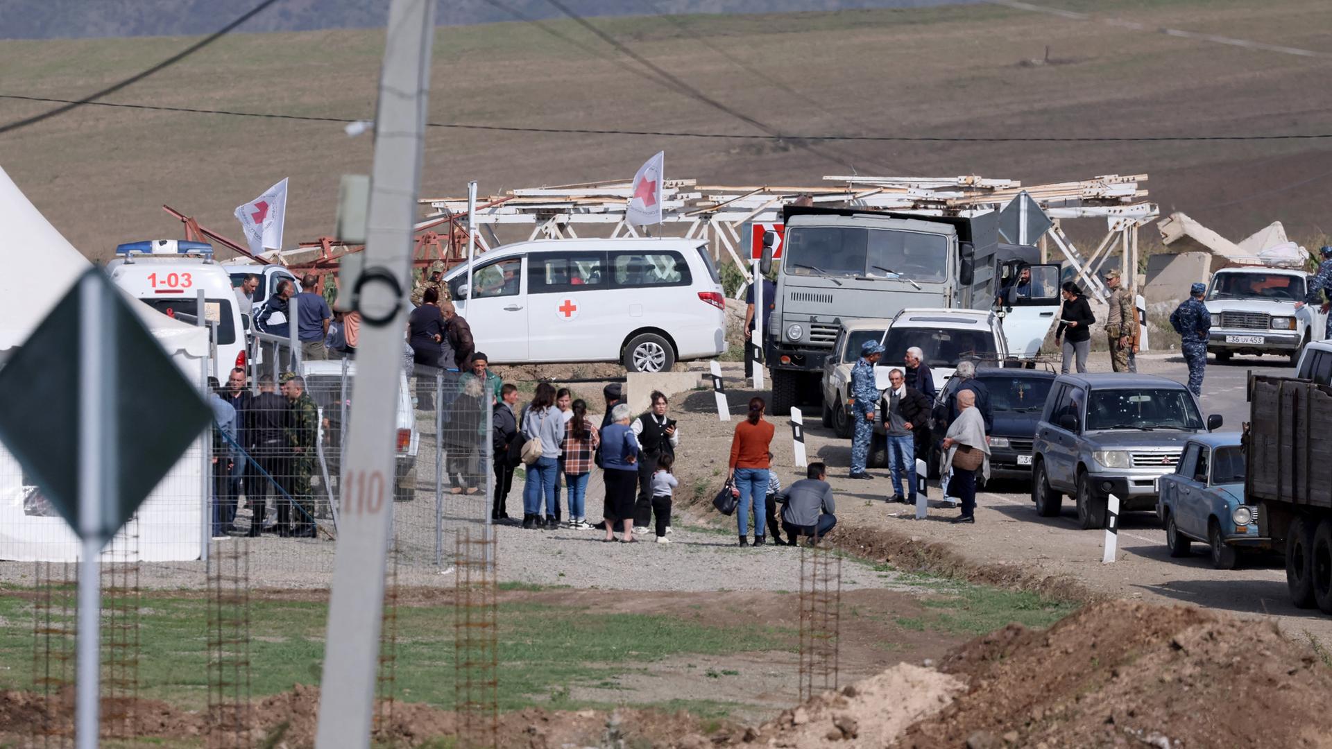 Flüchtlinge aus Berg-Karabach warten darauf, sich in Armenien registrieren zu lassen.