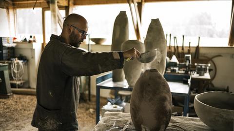 Holz-Bildhauer Ernst Gamperl bei der Arbeit in seinem Atelier.