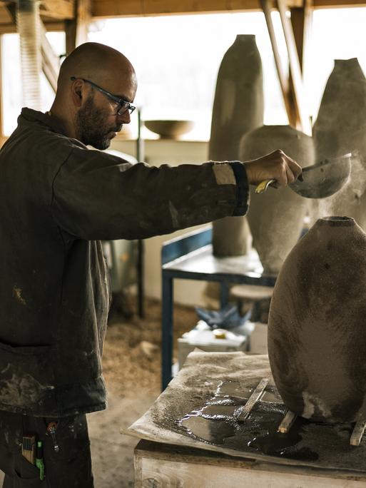 Holz-Bildhauer Ernst Gamperl bei der Arbeit in seinem Atelier.
