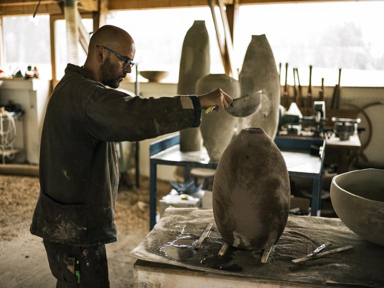 Holz-Bildhauer Ernst Gamperl bei der Arbeit in seinem Atelier.