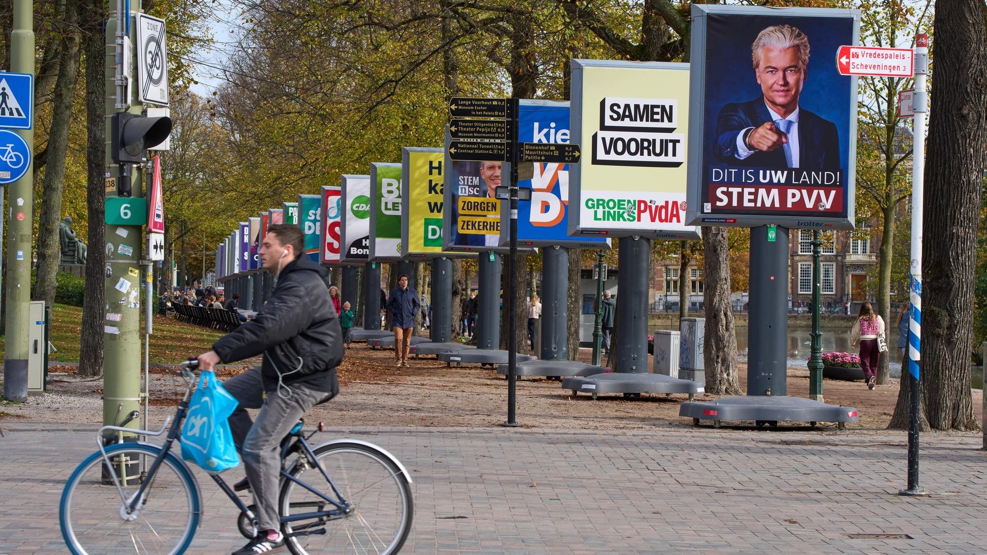 Den Haag: Blick auf Wahlplakate entlang einer Allee von 26 der 27 politischen Parteien, die an der Parlamentswahl am 29.10.2025 teilnehmen. Den Haag: Blick auf Wahlplakate entlang einer Allee von 26 der 27 politischen Parteien, die an der Parlamentswahl am 29.10.2025 teilnehmen.