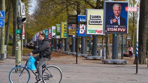 Den Haag: Blick auf Wahlplakate entlang einer Allee von 26 der 27 politischen Parteien, die an der Parlamentswahl am 29.10.2025 teilnehmen.