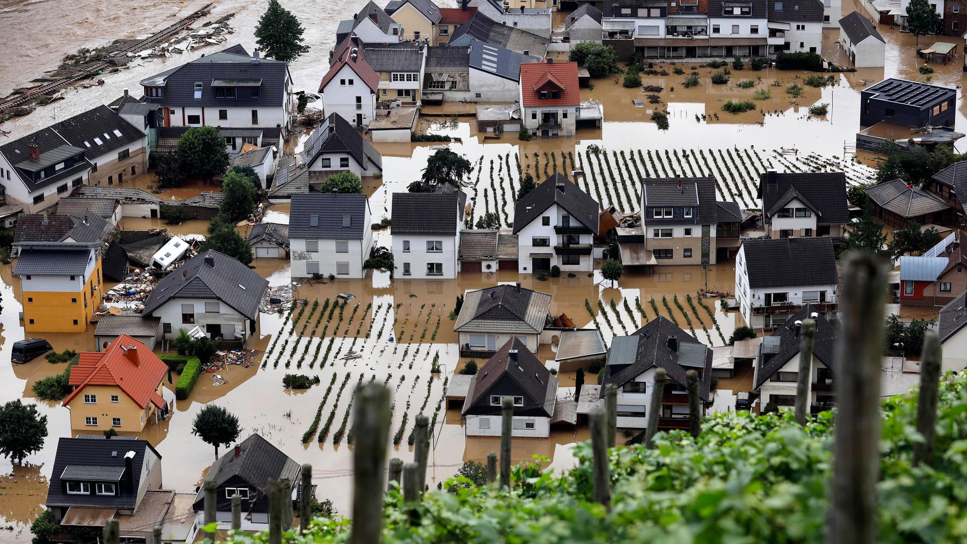 Häuser in Dernau stehen während der Flutkatastrophe unter Wasser.