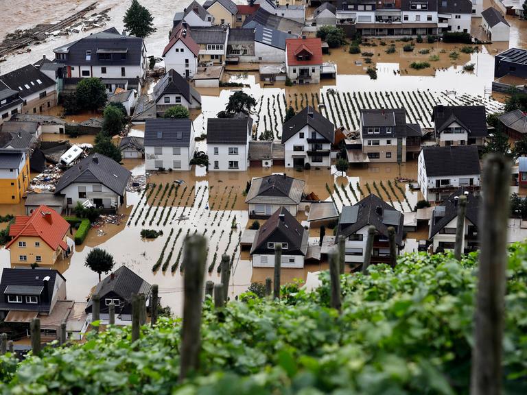 Häuser in Dernau stehen während der Flutkatastrophe unter Wasser.