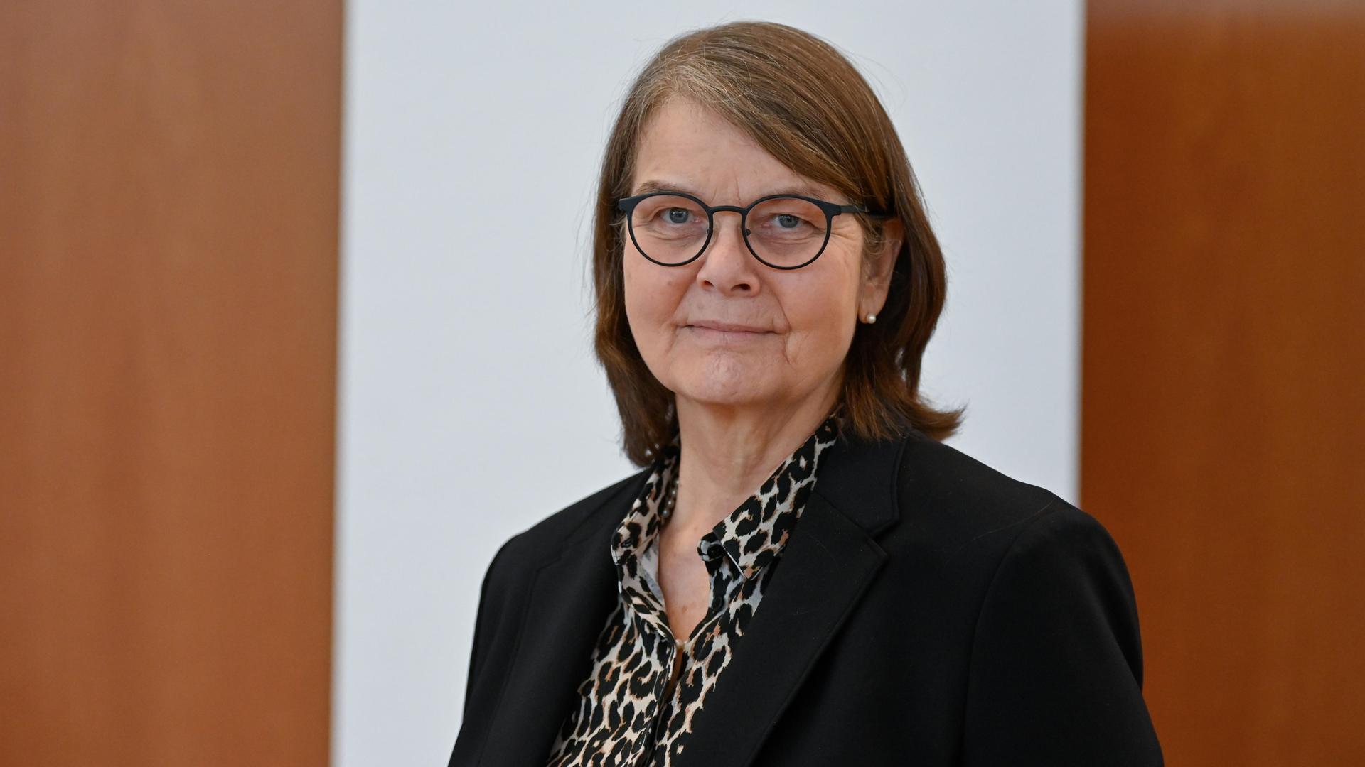 Maria Loheide, Diakonie-Vorstaendin, blickt leicht lächelnd in die Kamera. Maria Loheide, Diakonie-Vorstaendin, blickt leicht lächelnd in die Kamera.