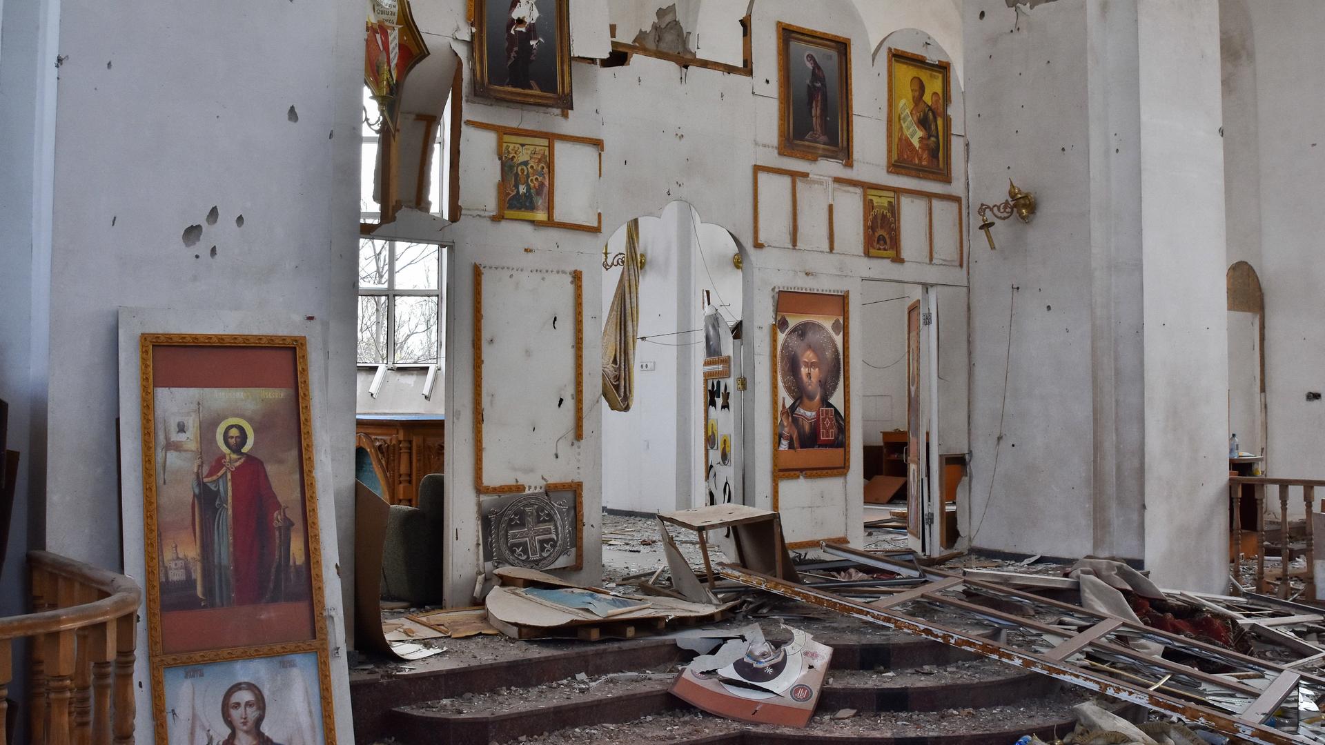 Der Altar der durch russischen Beschuss beschädigten orthodoxen Kirche in Orichiv in der Nähe von Saporischschja