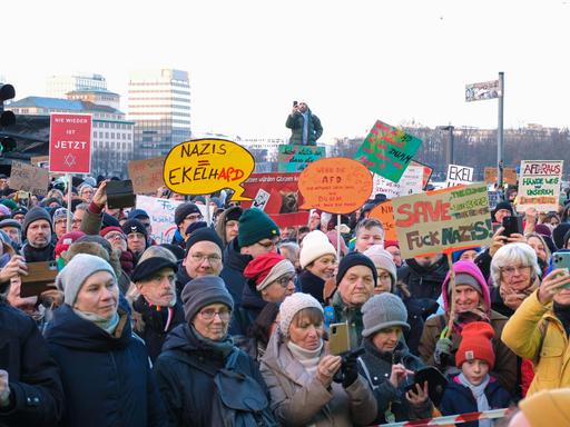 In Hamburg protestierten mehrere Tausend Menschen auf dem Jungfernstieg gegen Rechtsextremismus.