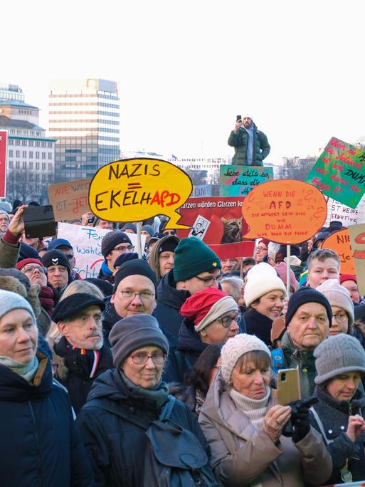 In Hamburg protestierten mehrere Tausend Menschen auf dem Jungfernstieg gegen Rechtsextremismus.