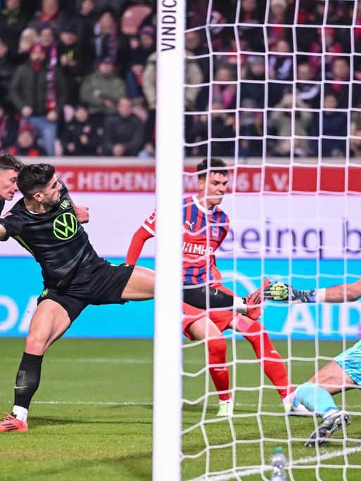 Mehrere Fußballspieler kämpfen vor einem Tor um den Ball.