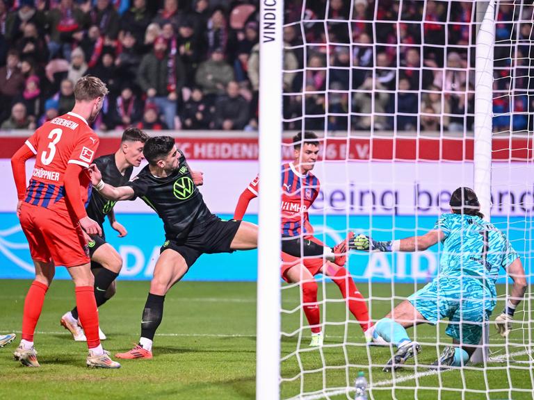 Mehrere Fußballspieler kämpfen vor einem Tor um den Ball.