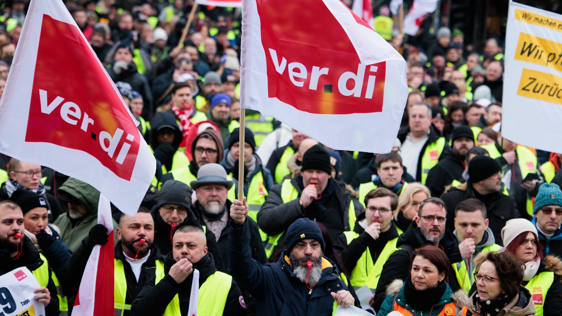 Das Bild zeigt Mitglieder der Gewerkschaft Verdi bei einer Kundgebung in Berlin