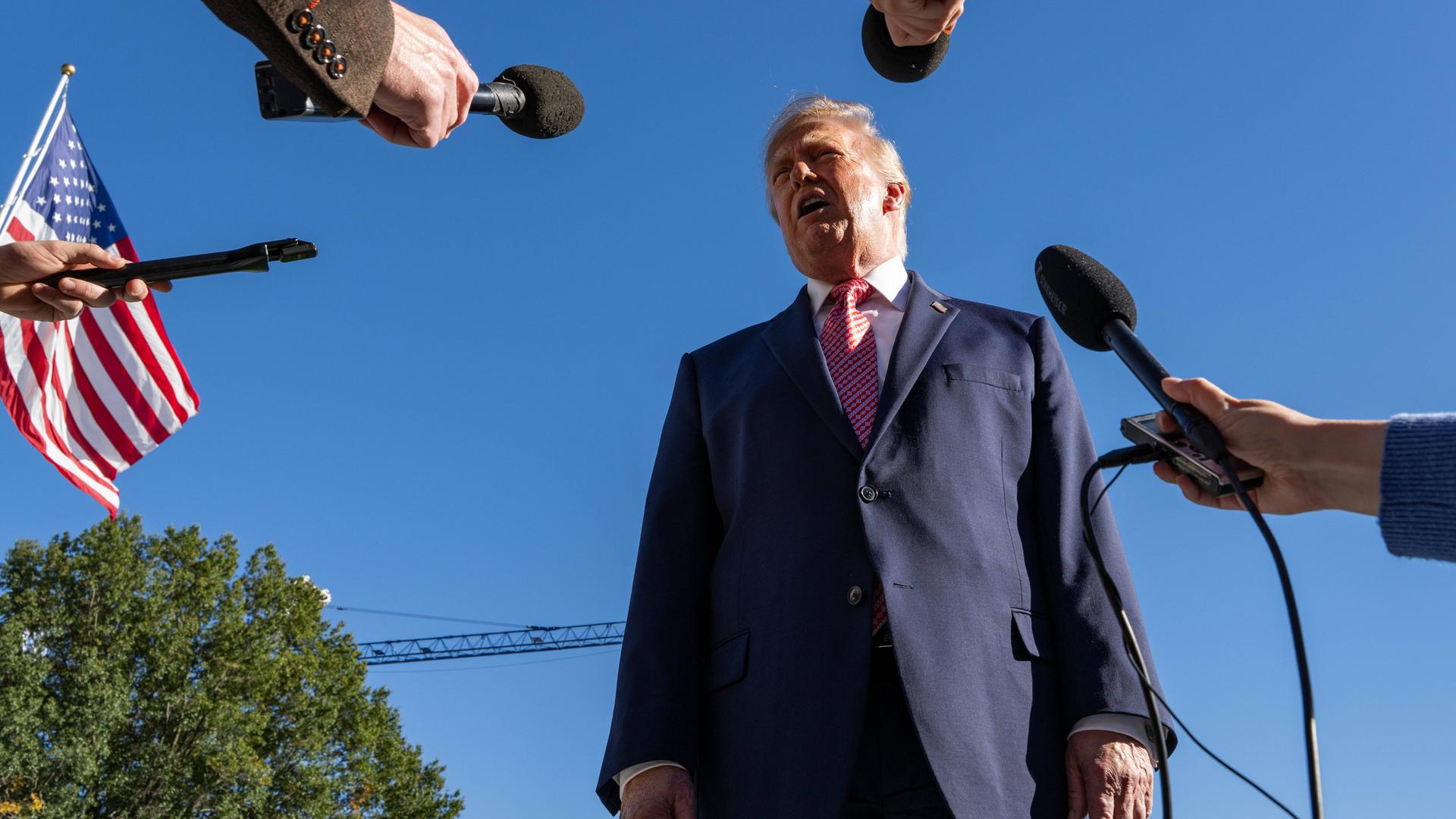 US-Präsident Trump vor dem Weißen Haus, bevor er zu einer Wahlveranstaltung in Kansas abreist. US-Präsident Trump vor dem Weißen Haus, bevor er zu einer Wahlveranstaltung in Kansas abreist.