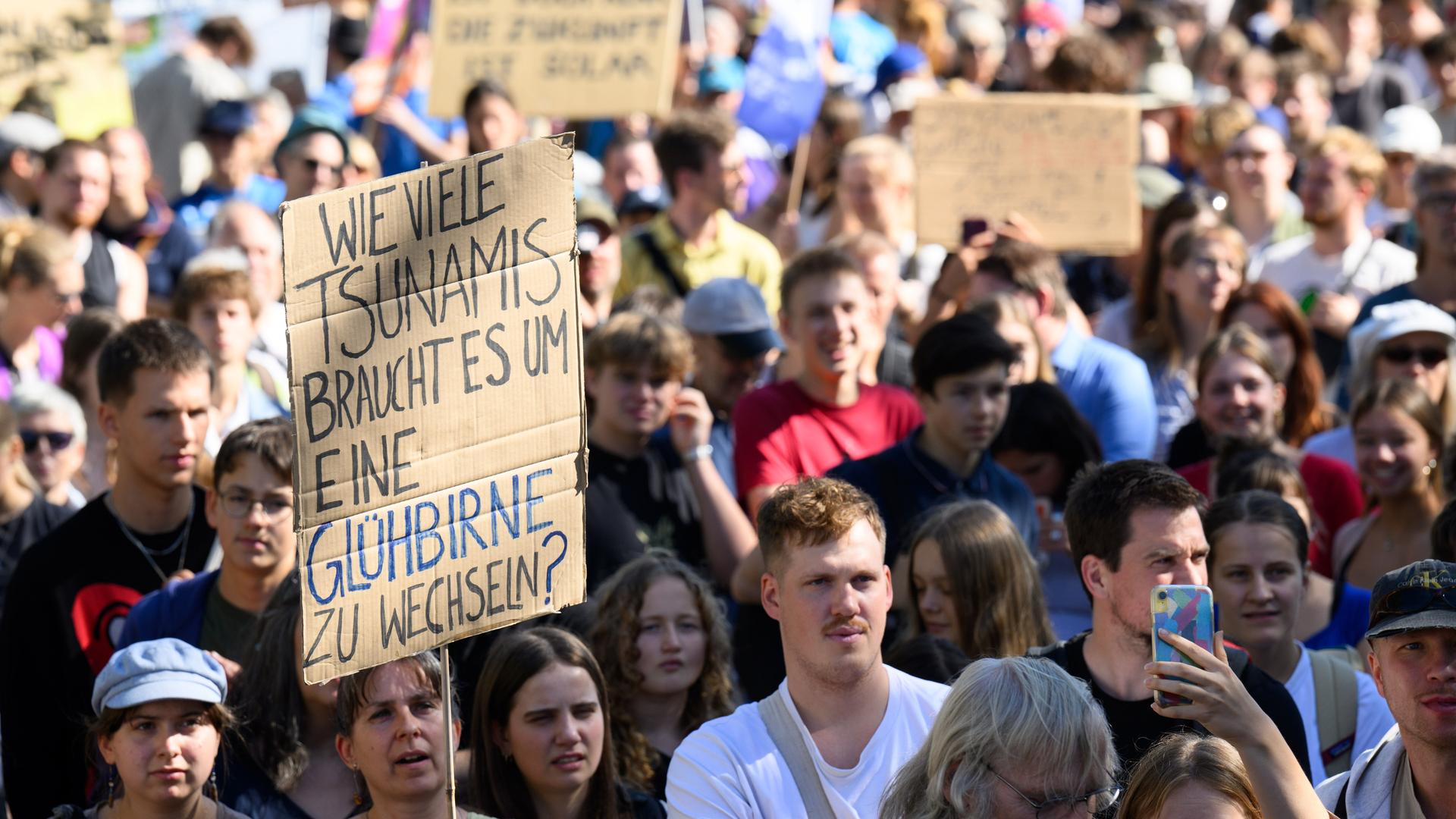 Zahlreiche Kinder, Jugendliche und Erwachsene demonstrieren am 20.9.2024 anlässlich des globalen Klimastreiks vor dem Bundeskanzleramt.