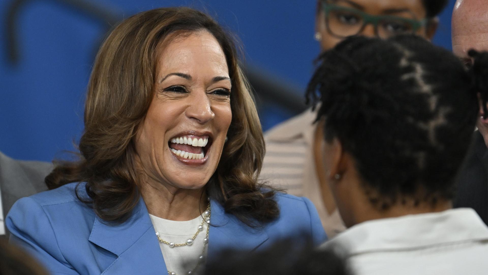 US-Vizepräsidentin Kamala Harris bei einer Wahlkampfverstaltung. Sie lacht ein Person an.