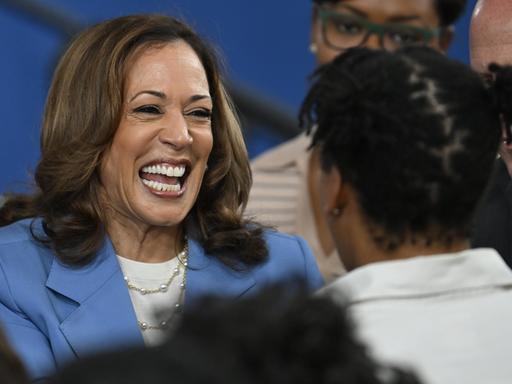 US-Vizepräsidentin Kamala Harris bei einer Wahlkampfverstaltung. Sie lacht ein Person an.