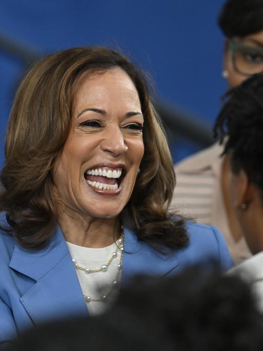 US-Vizepräsidentin Kamala Harris bei einer Wahlkampfverstaltung. Sie lacht ein Person an.