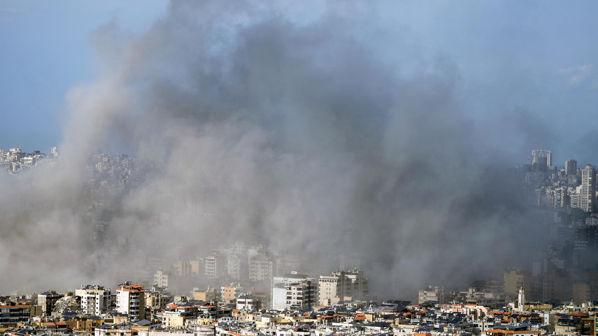 Nach einem israelischen Luftangriff auf Dahieh, einem südlichen Vorort von Beirut, Libanon, steigt Rauch auf.