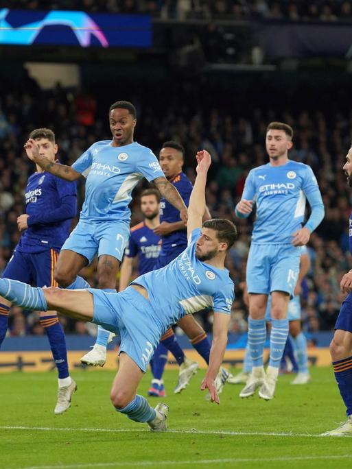 Im Halbfinale der Champions League spielen Manchester City gegen Real Madrid gegeneinander - am Ball ist Ruben Dias.