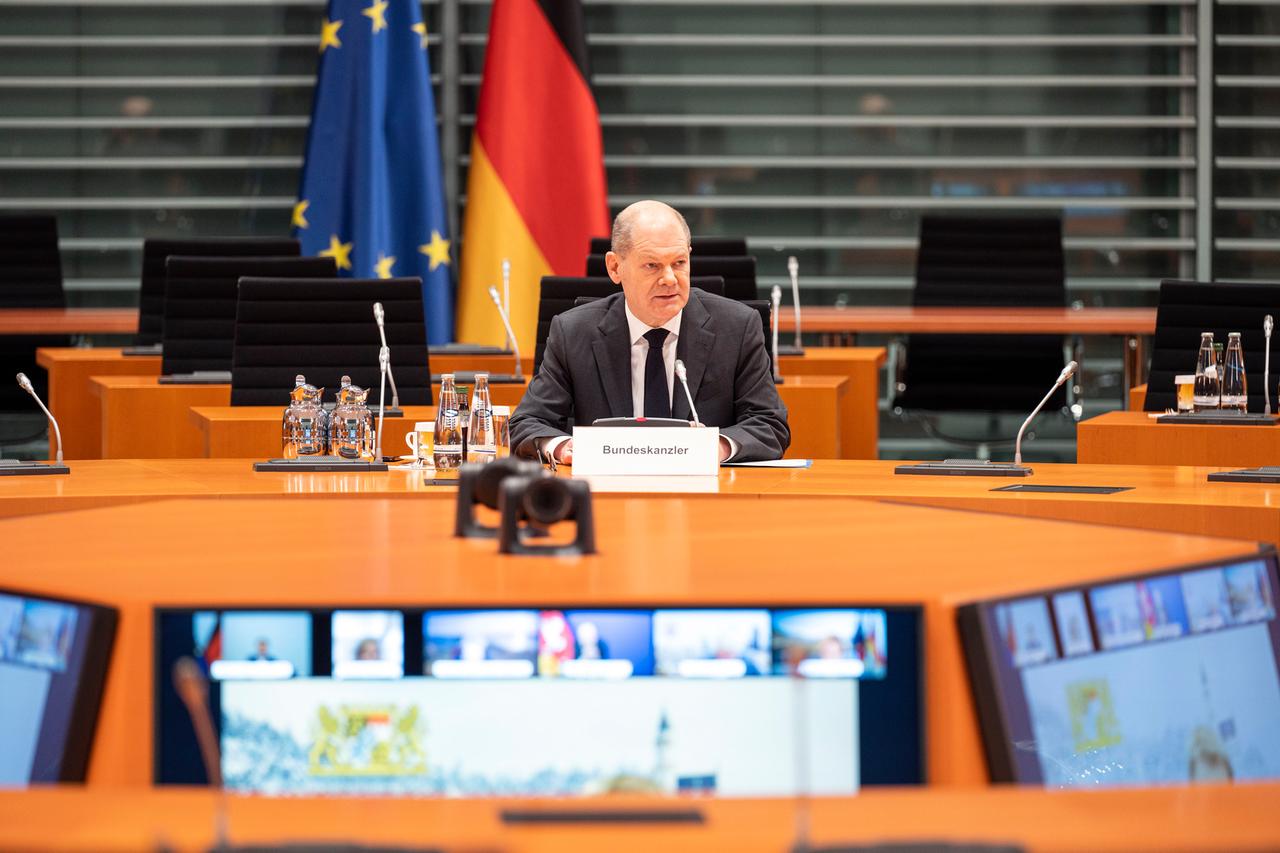 Berlin: Bundeskanzler Olaf Scholz (SPD) zu Beginn der Ministerpräsidentenkonferenz zum Thema Corona-Pandemie und zur drohenden fünften Corona-Welle.