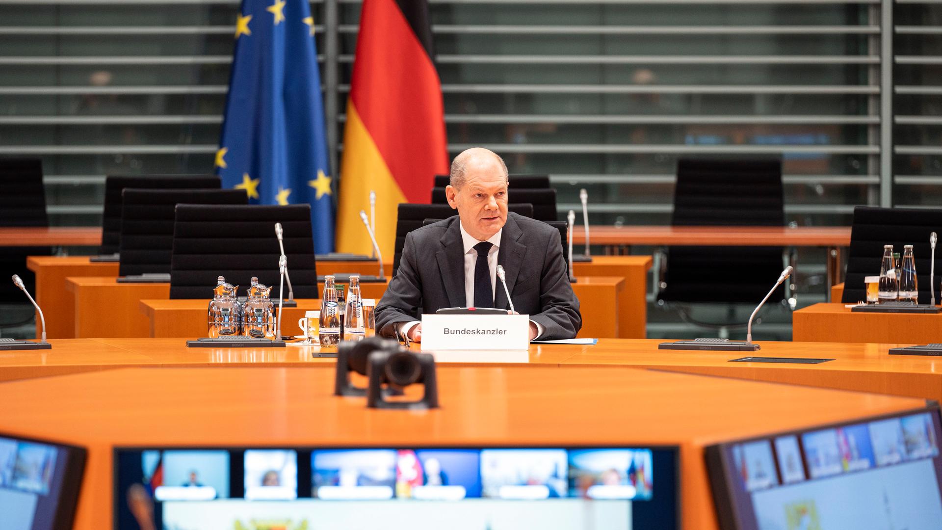 Berlin: Bundeskanzler Olaf Scholz (SPD) zu Beginn der Ministerpräsidentenkonferenz zum Thema Corona-Pandemie und zur drohenden fünften Corona-Welle.