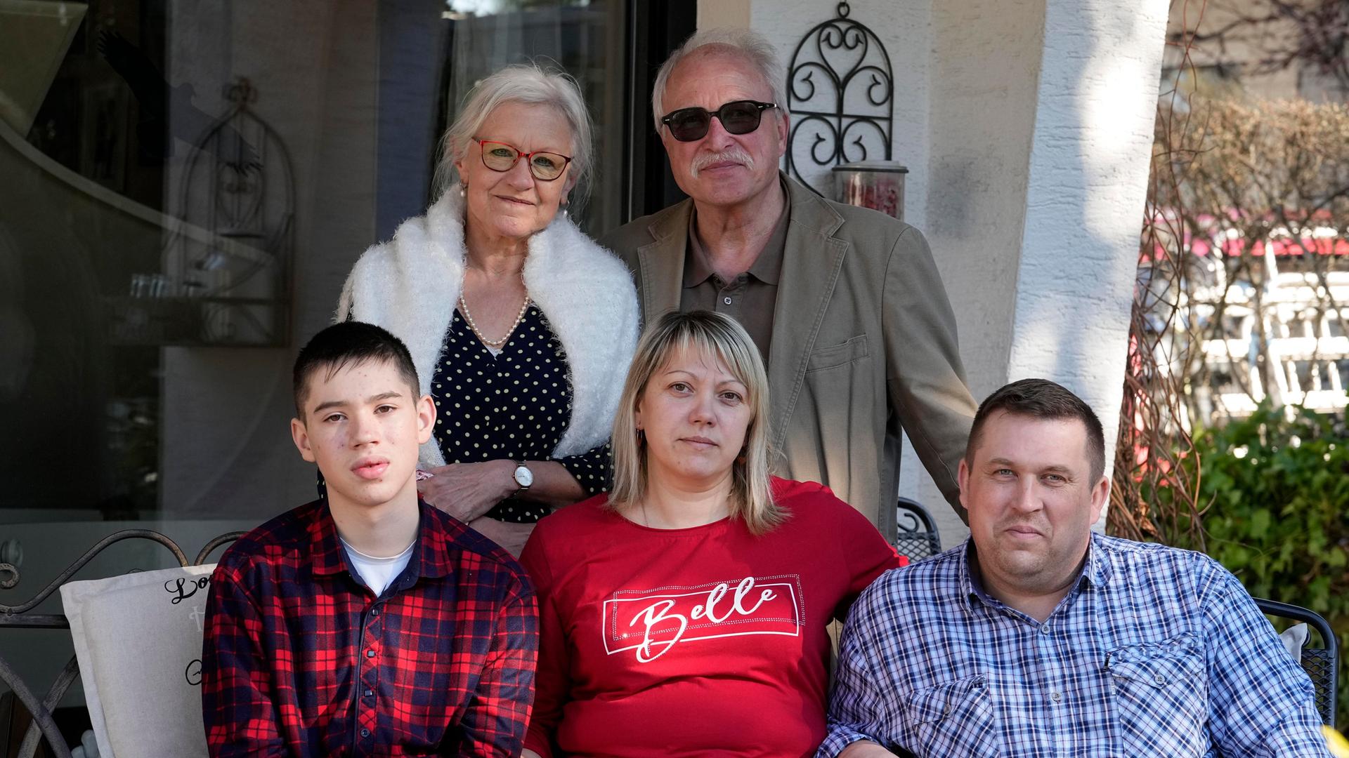 Die ukrainische Familie Horbachenko mit ihren deutschen Gastgebern Peter und Beate Ditzel, Sankt Augustin, im März 2022.