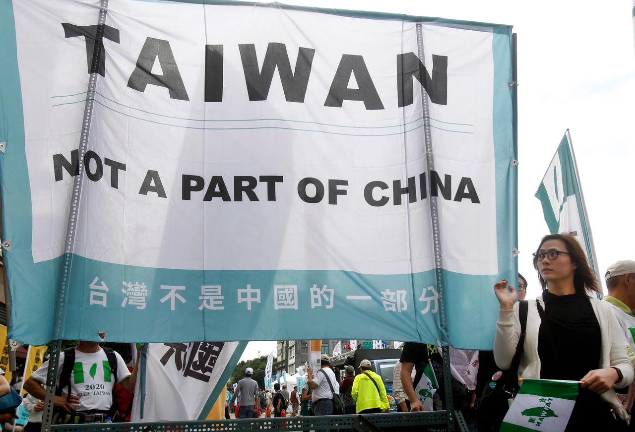 Demonstration in Taiwan für Unabhängigkeit, auf einem Banner steht: "Taiwan - not a part of China"
