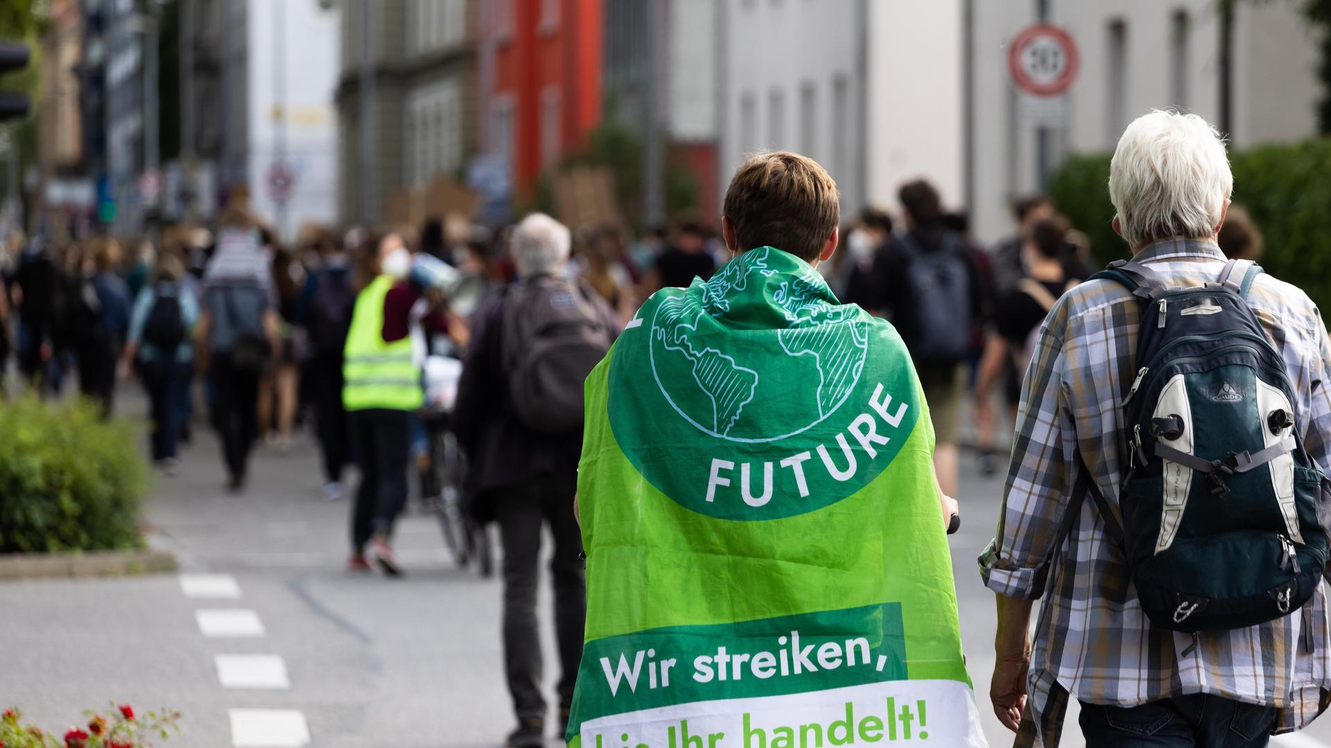 Zwei Teilnehmer einer Demonstration gegen den Klimawandel gehen während einer Demonstration zum Klimacamp der Organisation Fridyas for Future durch Konstanz. Konstanz hatte 2019 als erste deutsche Stadt den Klimanotstand ausgerufen.