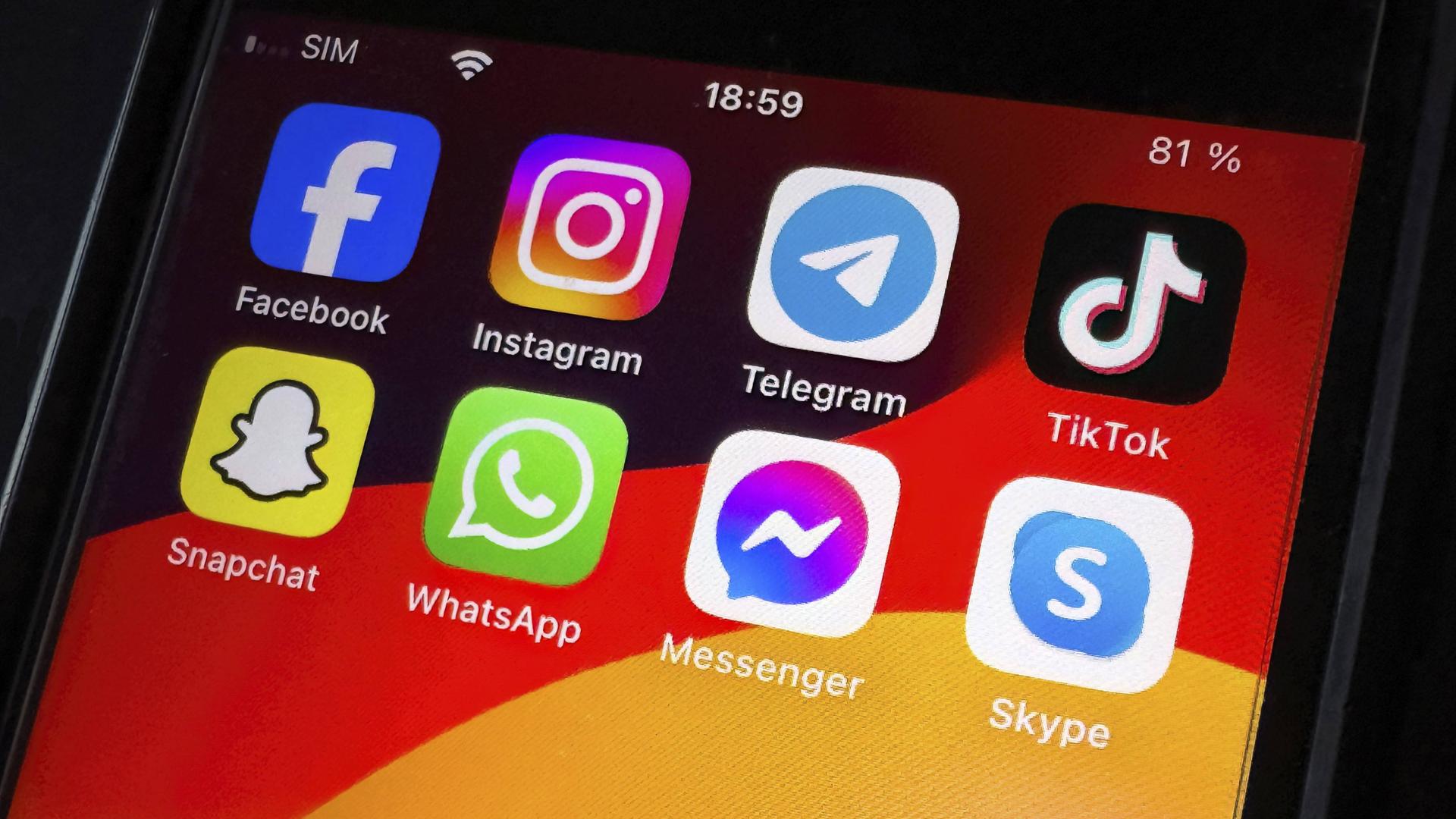 Ein Smartphone-Bildschirm zeigt die Apps von Social-Media-Netzwerken, darunter Facebook, Instagram und Tiktok.