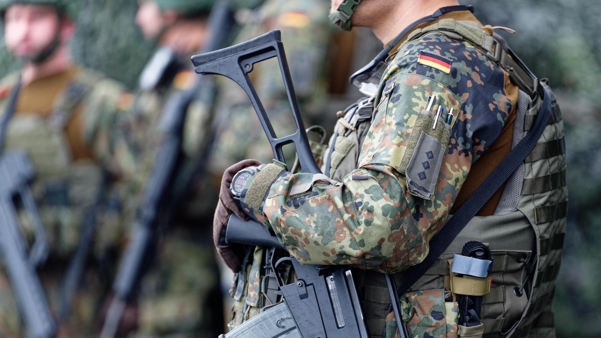 Ein Soldat der Bundeswehr in Kampfmontur