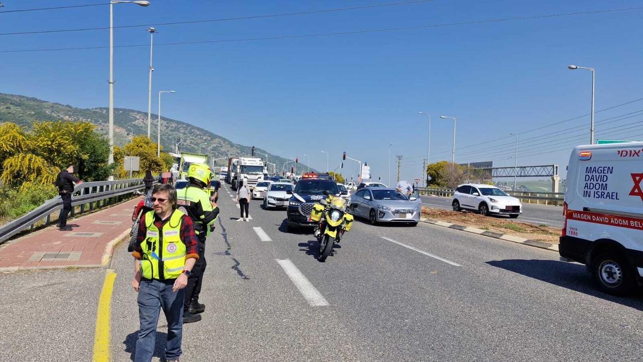 Einsatzkräfte arbeiten am Ort eines mutmaßlichen Anschlags nahe Haifa. Einsatzkräfte arbeiten am Ort eines mutmaßlichen Anschlags nahe Haifa.