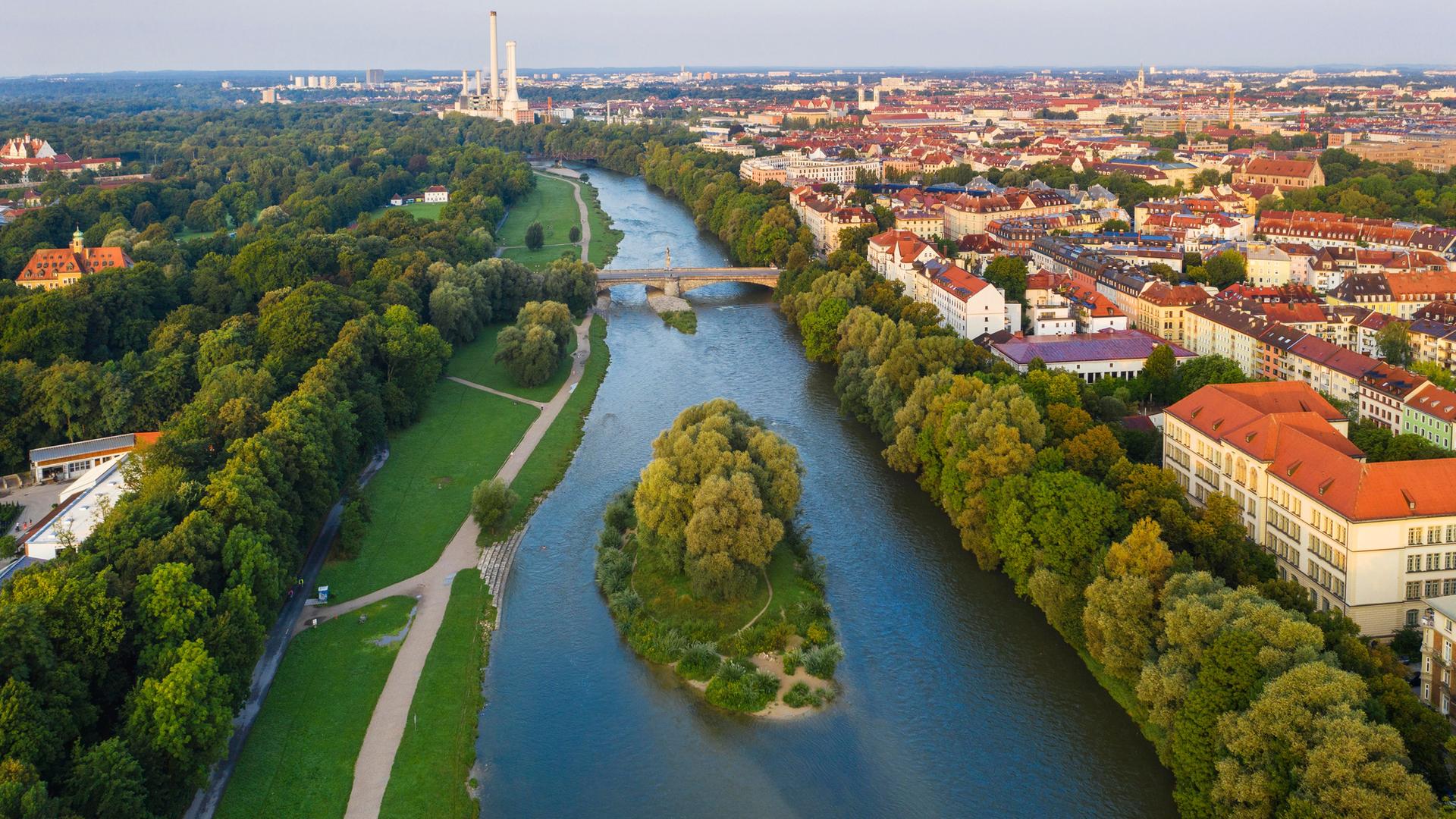 Blick von oben auf die Isar, die durch München fließt.