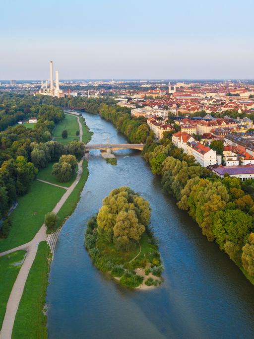 Blick von oben auf die Isar, die durch München fließt.