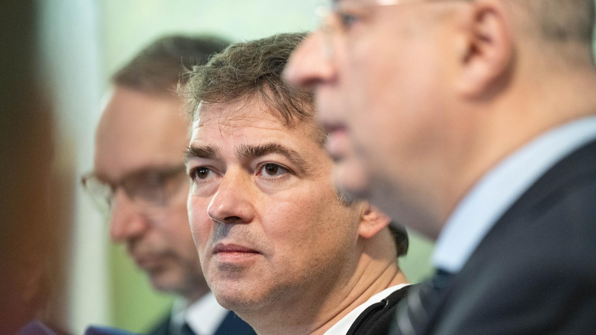 Michael Ballweg, Gründer der "Querdenken"-Bewegung, steht in einer Verhandlungspause in einem Foyer des Landgerichts Stuttgart. 