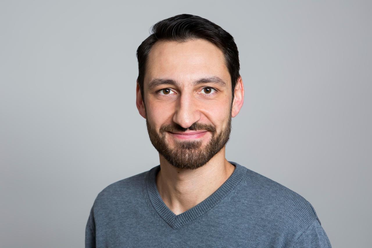 Yunus Yaldiz, der Leiter der Fachstelle Islam im Land Brandenburg, lächelt in die Kamera.