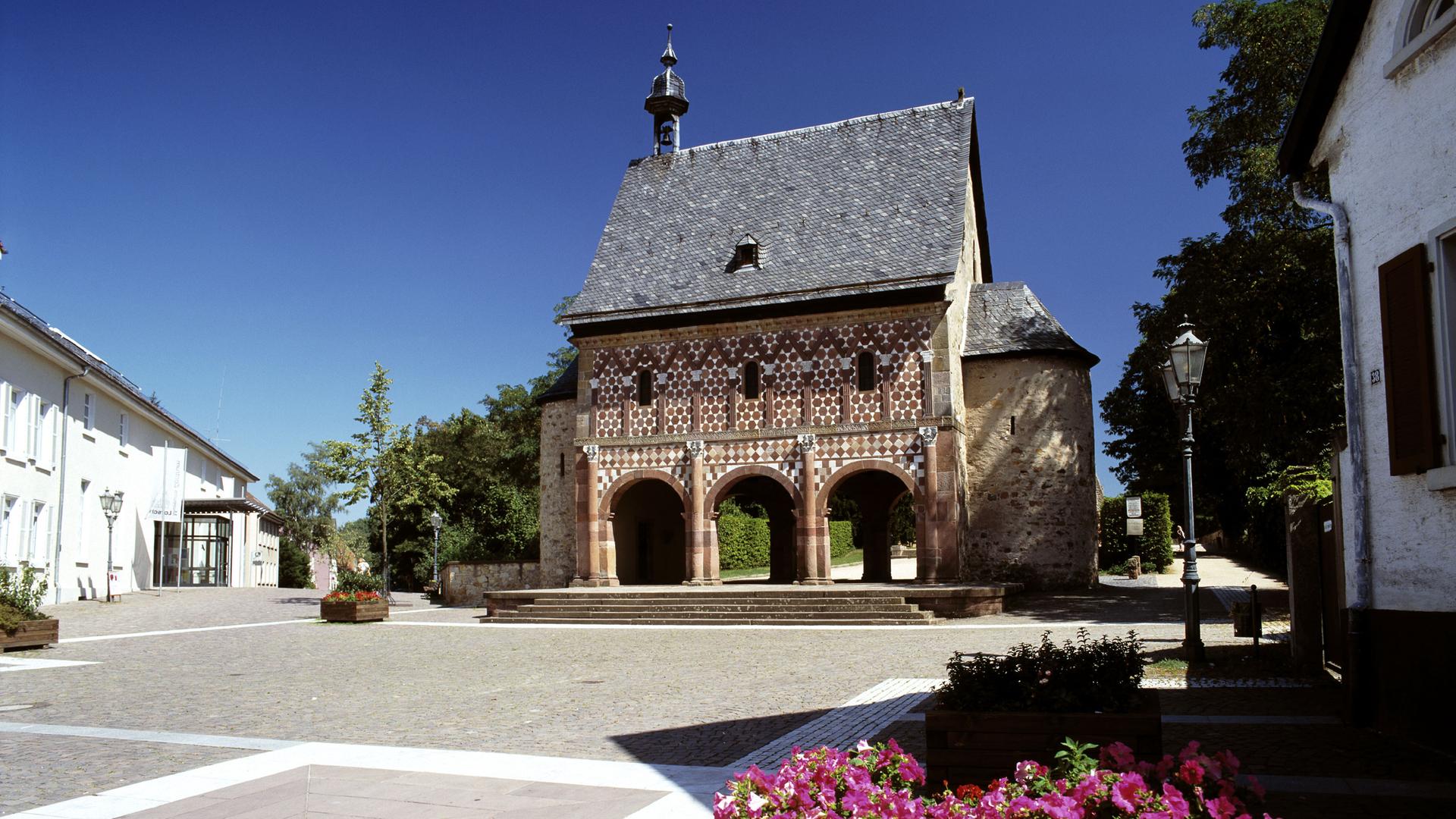 Die prunkvolle Torhalle zählt zu den bekanntesten Beispielen der frühmittelalterlichen Baukunst. Die prunkvolle Torhalle zählt zu den bekanntesten Beispielen der frühmittelalterlichen Baukunst.