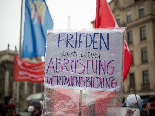 Demo gegen Putins Krieg und Aufrüstung in München am 1.4.2022. Auf einem Schild steht "Frieden nur möglich durch Abrüstung und Vertrauensbildung".