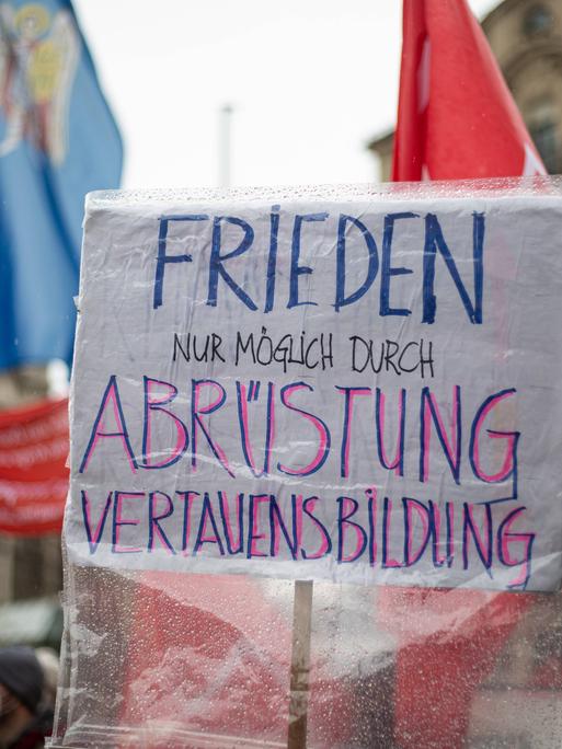 Demo gegen Putins Krieg und Aufrüstung in München am 1.4.2022. Auf einem Schild steht "Frieden nur möglich durch Abrüstung und Vertrauensbildung".