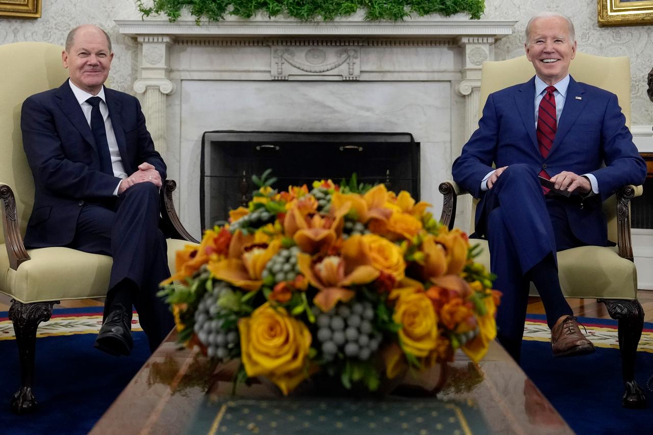 Bundeskanzler Scholz sitzt neben US-Präsident Biden im Oval-Office. 