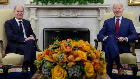 Bundeskanzler Scholz sitz neben US-Präsident Biden im Oval-Office.