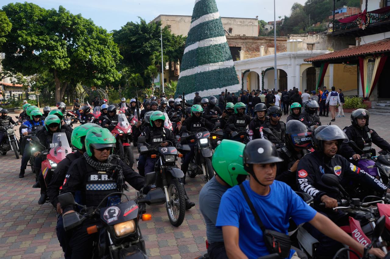 Etwa 30 Polizisten auf Motorrädern fahren nebeneinander. Etwa 30 Polizisten auf Motorrädern fahren nebeneinander.