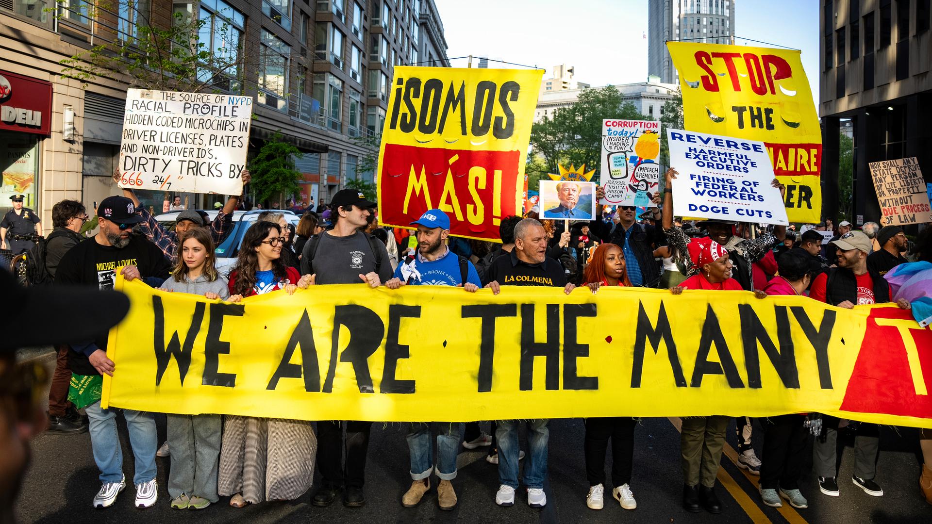 New York: Menschen führen die Maikundgebung der NYCLU für die Rechte von Arbeitnehmern und Einwanderern an, während sie durch den Financial District in New York marschieren.