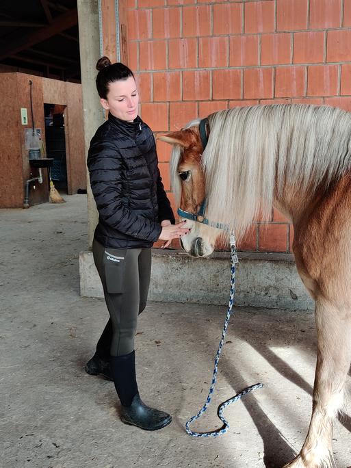 Rachel Wittschier mit ihrem Pferd