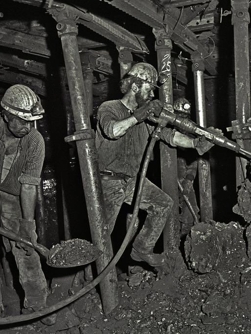 Bergleute bauen mit Presslufthammer und Schaufel auf der Zeche Ewald in Herten Kohle ab.
