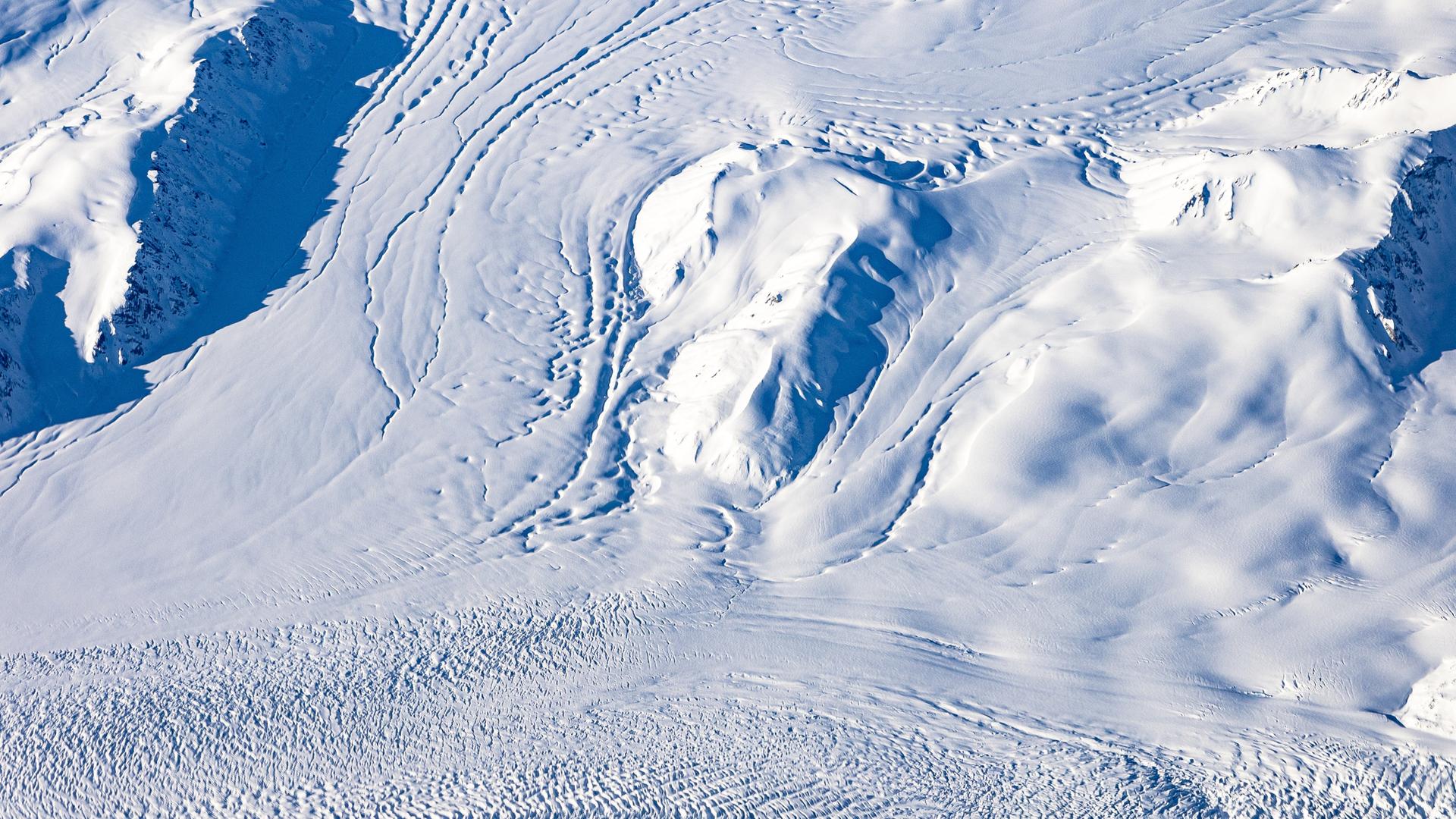Blick aus einem Flugzeug auf Gletscher bei Groenland