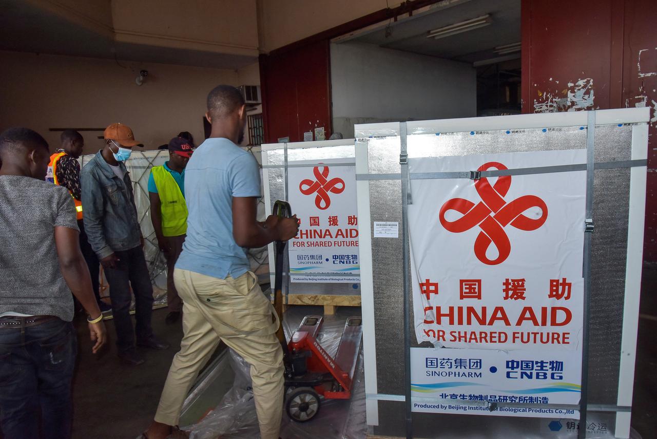 Von China gespendete Covid-19-Impfstoffe werden in eine Halle auf dem Flughafen Nsimalen in Yaoundé, Kamerun, transportiert. 