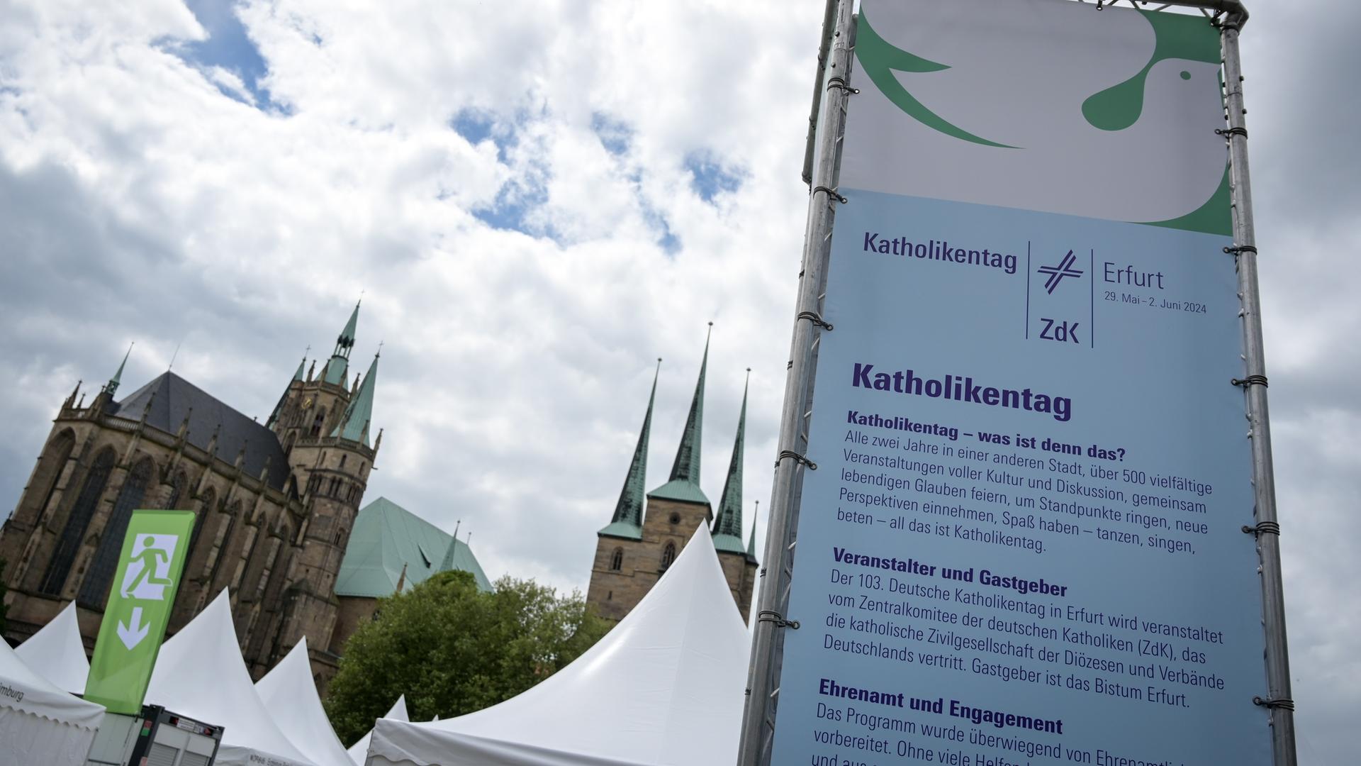 Eine große Informationssäule mit Hinweis auf den Deutschen Katholikentag steht auf dem Domplatz in Erfurt. Im Hintergrund der Dom. Eine große Informationssäule mit Hinweis auf den Deutschen Katholikentag steht auf dem Domplatz in Erfurt. Im Hintergrund der Dom.