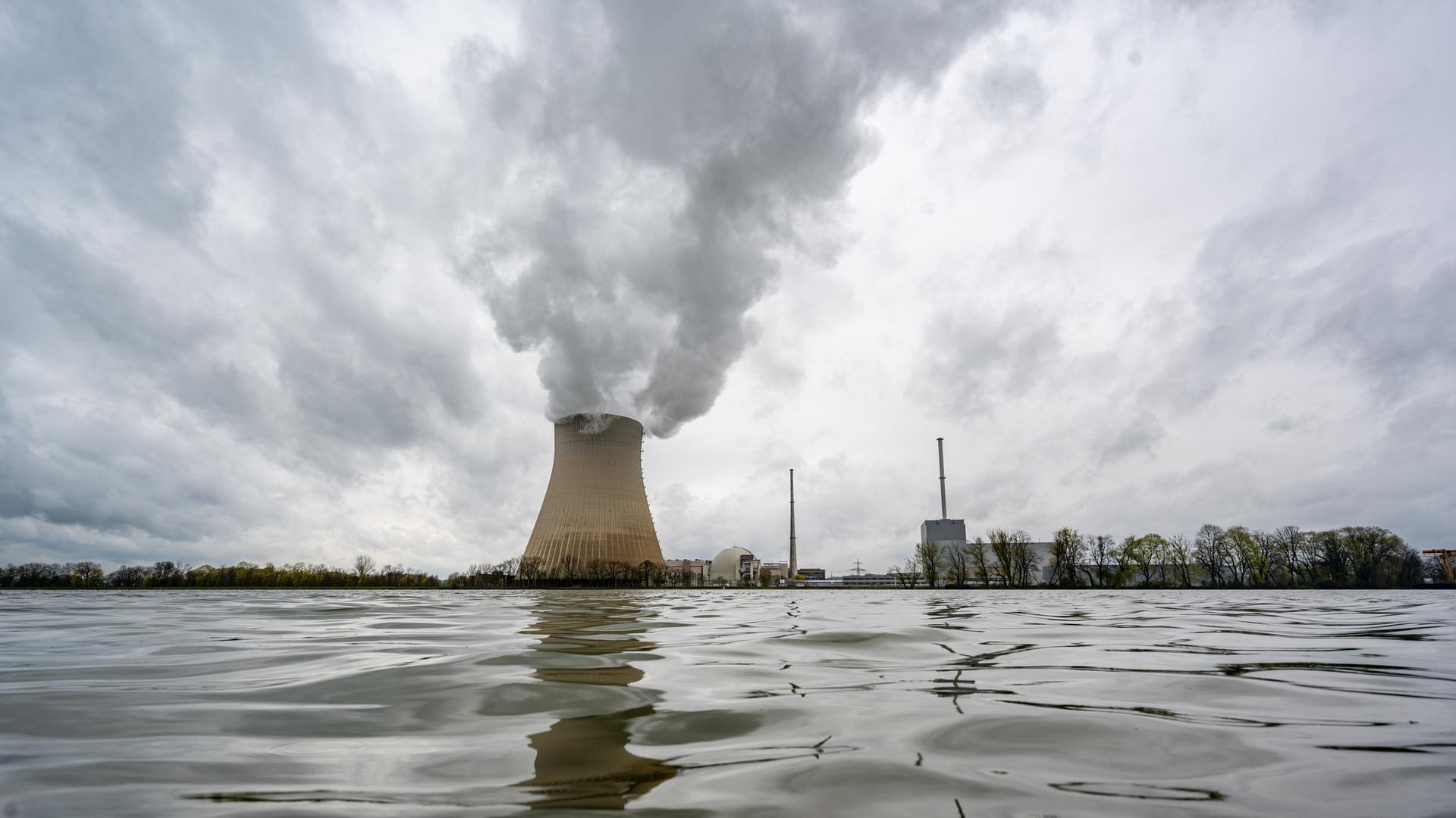 Wasserdampf steigt aus dem Kühlturm des Kernkraftwerks Isar 2. Mit der Trennung der Kernkraftwerke Isar 2, Neckarwestheim und Emsland vom Stromnetz endete 2023 die Ãra der kommerziellen Stromerzeugung mit Atomkraftwerken in Deutschland.