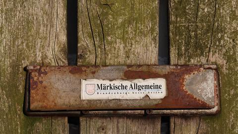 Ein Aufkleber der Märkischen Allgemeinen Zeitung klebt auf einer Briefkastenklappe in Potsdam.