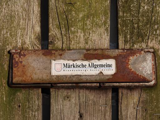 Ein Aufkleber der Märkischen Allgemeinen Zeitung klebt auf einer Briefkastenklappe in Potsdam.