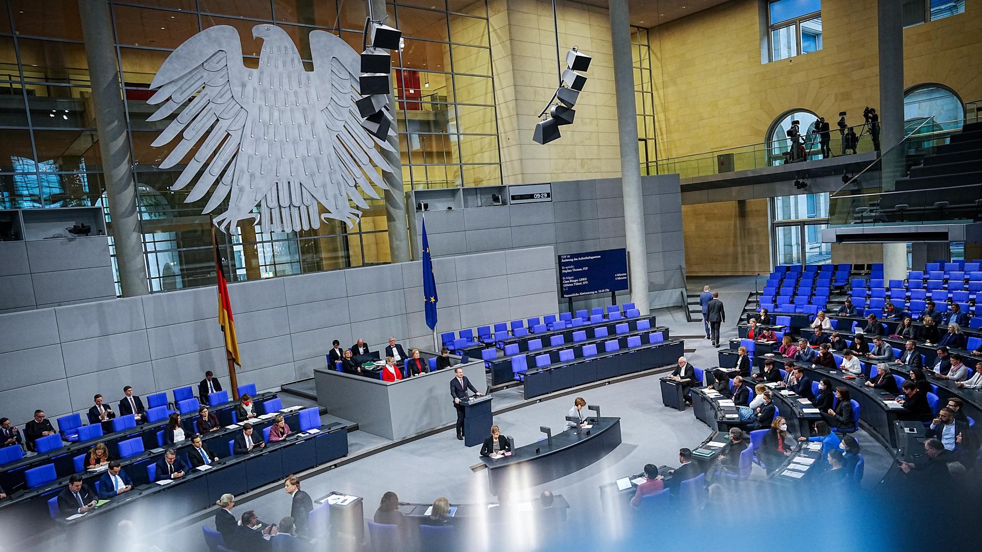 Die Bundestagsabgeordneten kommen im Plenum zur Sitzung zusammen Thema ist die 2./3. Lesung des Chancen-Aufenthaltsrechts und die Beschleunigung von Asylverfahren.